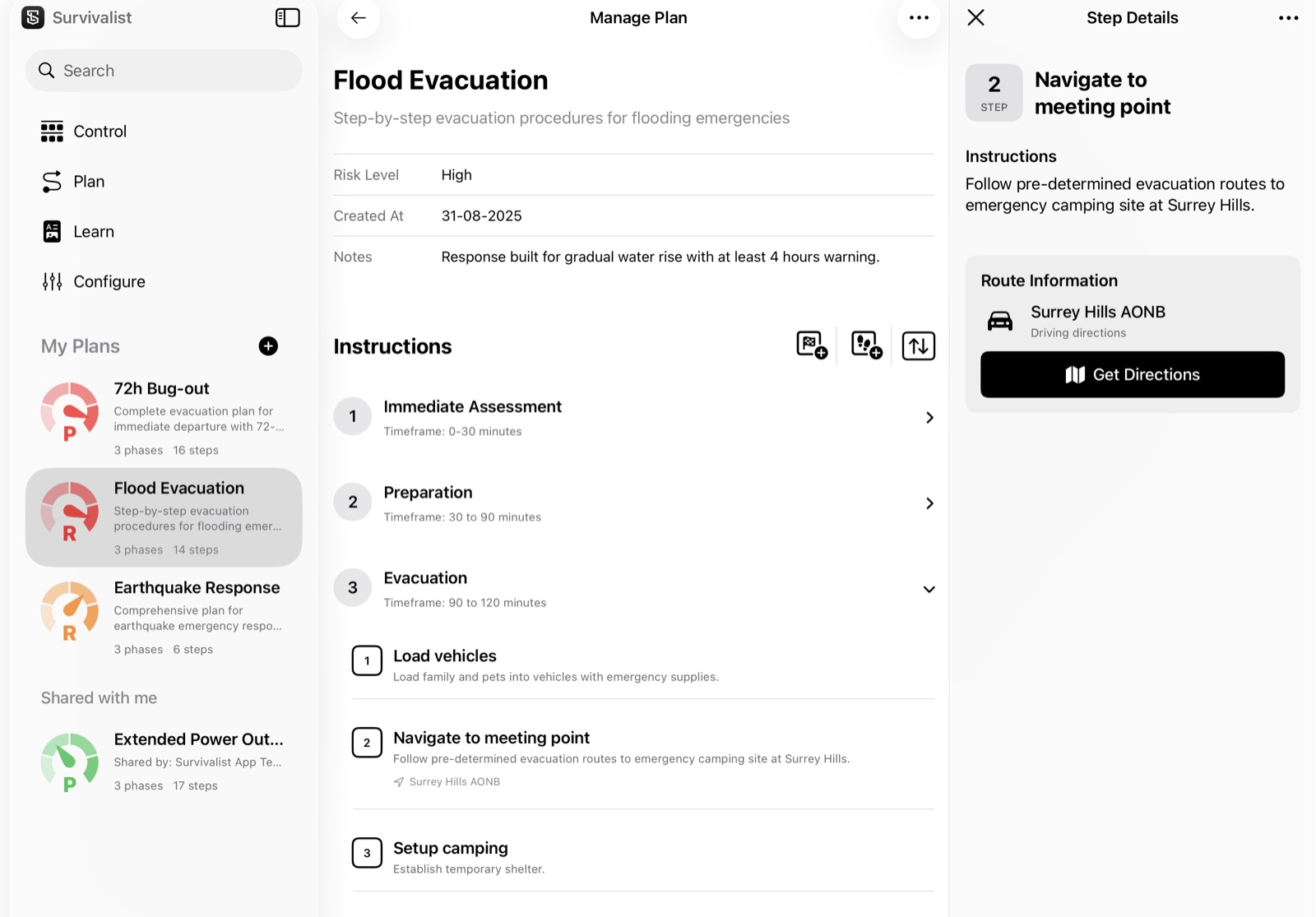 Survivalist em um tablet com a lista de planos, um plano de evacuação em caso de enchente e a rota de um passo lado a lado